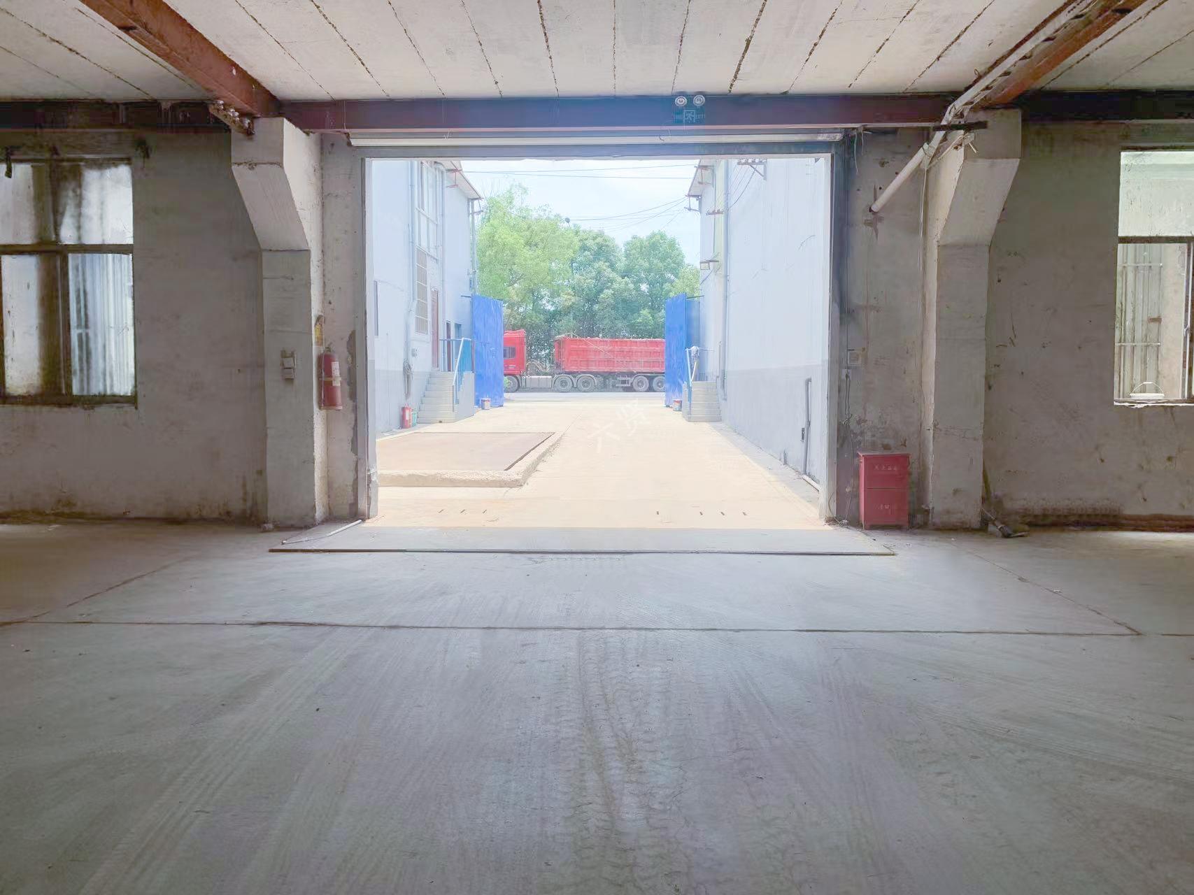 六贤-昌盛东路26号 常州横林镇紧靠312国道双层厂房出租，家具木托可进